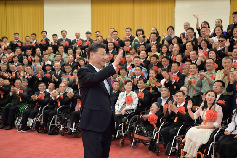5月16日，党和国家领导人习近平、李克强、王沪宁等在北京人民大会堂会见第六次全国自强模范暨助残先进表彰大会代表。