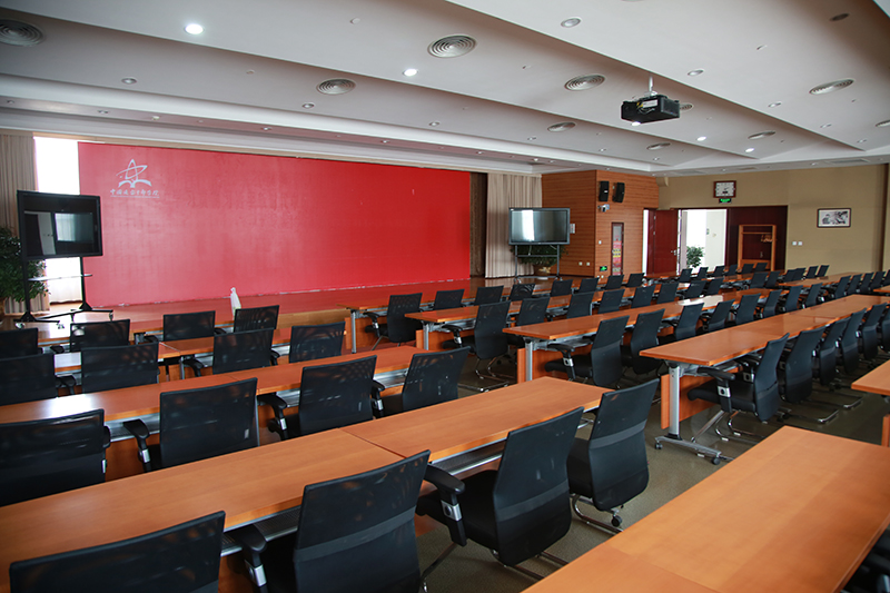 这是陕甘宁革命老区脱贫致富座谈会召开地——延安干部学院1号会议室。当天的会议从下午5点一直开到将近晚上8点。（延安干部学院供图）