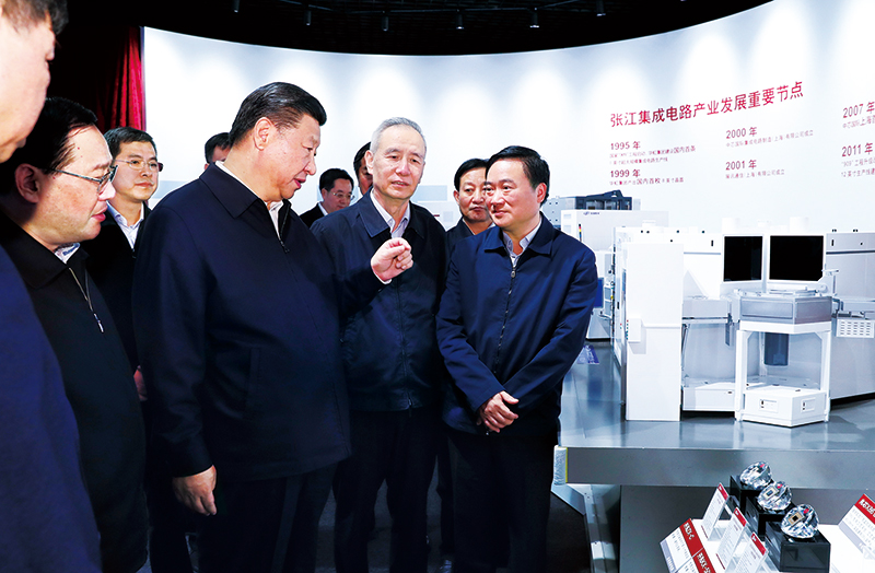 2018年11月6日至7日，中共中央总书记、国家主席、中央军委主席习近平在上海考察。这是6日下午，习近平在张江科学城展示厅考察，了解上海科技创新和科技成果转化情况。 