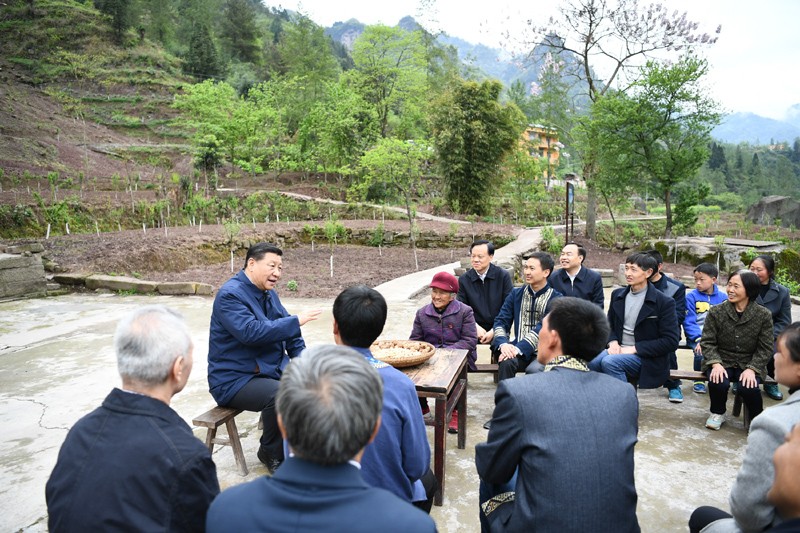 4月15日至17日，中共中央总书记、国家主席、中央军委主席习近平在重庆考察，并主持召开解决“两不愁三保障”突出问题座谈会。这是4月15日下午，习近平在石柱土家族自治县中益乡华溪村同村民代表、基层干部、扶贫干部、乡村医生等围坐在一起，共话脱贫攻坚。
