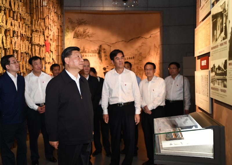 5月20日至22日，中共中央总书记、国家主席、中央军委主席习近平在江西考察，主持召开推动中部地区崛起工作座谈会并发表重要讲话。这是习近平在赣州市于都县中央红军长征出发纪念馆参观，听取有关中央红军长征集结出发历史情况介绍。