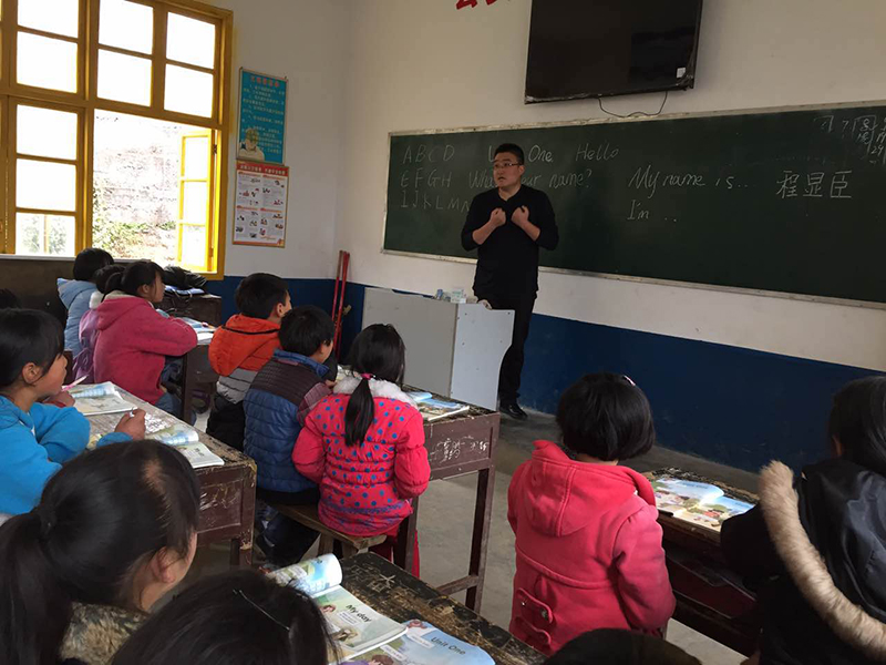 公安部办公厅秘书处主任科员、贵州黔西南州兴仁县新龙场镇民裕村第一书记程显臣。去年他在打好精准脱贫攻坚战座谈会上发了言。这是程显臣在民裕小学的第一堂英语课。2017年3月左右，因村小学没有英语教师，程显臣便在村小学每周教两节英语课。