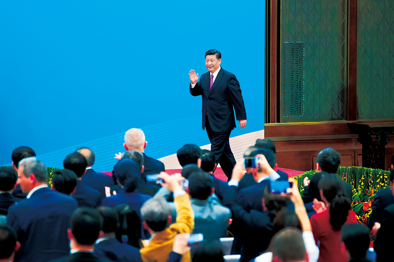 2019年4月27日，第二届“一带一路”国际合作高峰论坛在北京雁栖湖国际会议中心举行圆桌峰会，国家主席习近平主持会议并致开幕辞。圆桌峰会闭幕后，习近平会见中外记者，介绍第二届“一带一路”国际合作高峰论坛圆桌峰会情况和主要成果。这是习近平步入记者会现场。 