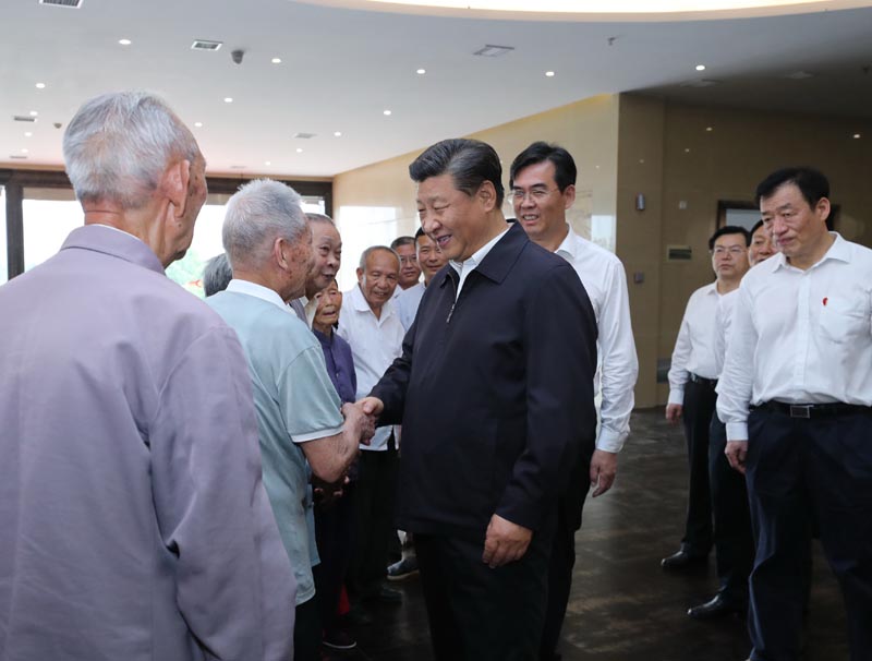 5月20日至22日，中共中央总书记、国家主席、中央军委主席习近平在江西考察，主持召开推动中部地区崛起工作座谈会并发表重要讲话。这是习近平在赣州市于都县中央红军长征出发纪念馆会见于都县的红军后代、革命烈士家属代表。