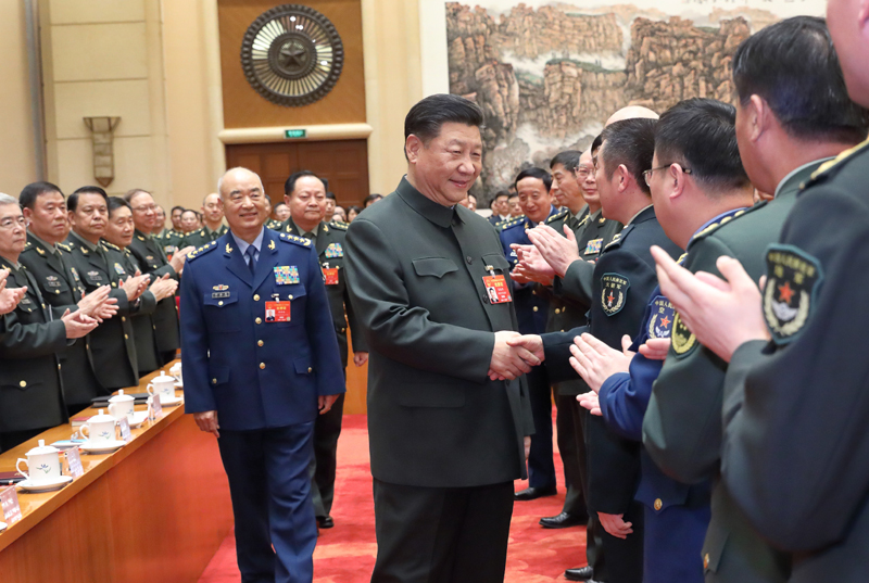 3月12日下午,中共中央总书记、国家主席、中央军委主席习近平出席十三届全国人大二次会议解放军和武警部队代表团全体会议并发表重要讲话。这是会议开始前,习近平亲切接见与会代表。