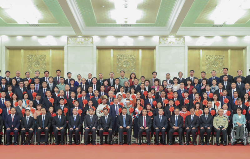 5月16日，党和国家领导人习近平、李克强、王沪宁等在北京人民大会堂会见第六次全国自强模范暨助残先进表彰大会代表。