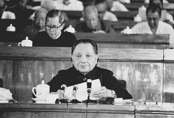 1982年9月1日至11日,中国共产党第十二次全国代表大会在北京举行。邓小平致开幕词。他在开幕词中明确提出了“建设有中国特色的社会主义”的重大命题。图为邓小平在大会上致开幕词。 新华社发