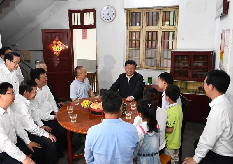 5月20日至22日，中共中央总书记、国家主席、中央军委主席习近平在江西考察，主持召开推动中部地区崛起工作座谈会并发表重要讲话。这是习近平在红军烈士后代、退伍军人孙观发家，同孙观发一家和当地镇、村干部拉家常，详细了解老区人民生产发展和生活改善等情况。