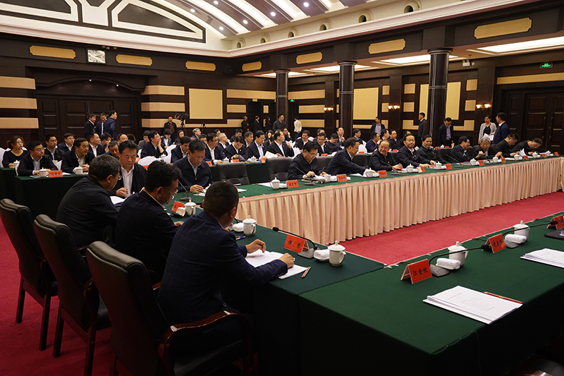 这是座谈会开始之前的会场。这场座谈会从下午三点半一直开到了晚上七点钟。（央视记者张晓鹏拍摄）