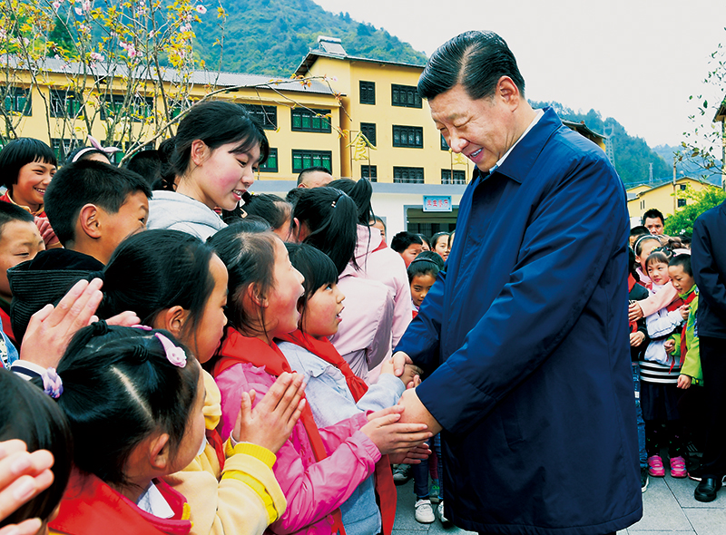 2019年4月15日至17日，中共中央总书记、国家主席、中央军委主席习近平在重庆考察，并主持召开解决“两不愁三保障”突出问题座谈会。这是4月15日下午，习近平在石柱土家族自治县中益乡小学同学生们亲切交谈，询问他们学习和生活情况。 