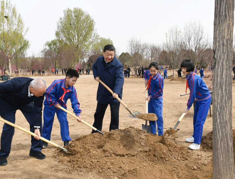 4月8日，党和国家领导人习近平、栗战书、汪洋、王沪宁、赵乐际、韩正、王岐山等来到北京市通州区永顺镇参加首都义务植树活动。这是习近平同大家一起植树。