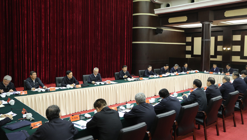 4月15日至17日，中共中央总书记、国家主席、中央军委主席习近平在重庆考察，并主持召开解决“两不愁三保障”突出问题座谈会。这是4月16日下午，习近平主持召开解决“两不愁三保障”突出问题座谈会并发表重要讲话。
