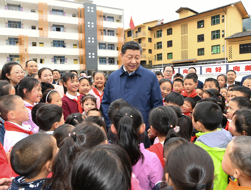4月15日至17日，中共中央总书记、国家主席、中央军委主席习近平在重庆考察，并主持召开解决“两不愁三保障”突出问题座谈会。这是4月15日下午，习近平在石柱土家族自治县中益乡小学同师生亲切交谈，了解义务教育保障情况。