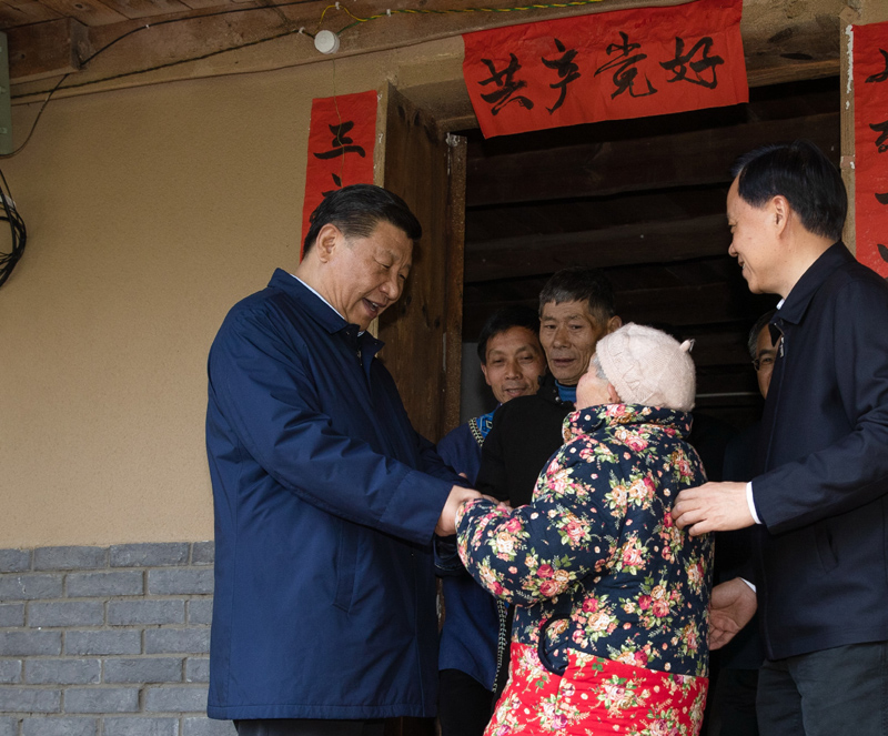 4月15日至17日，中共中央总书记、国家主席、中央军委主席习近平在重庆考察，并主持召开解决“两不愁三保障”突出问题座谈会。这是4月15日下午，习近平在石柱土家族自治县中益乡华溪村看望贫困户谭登周一家。