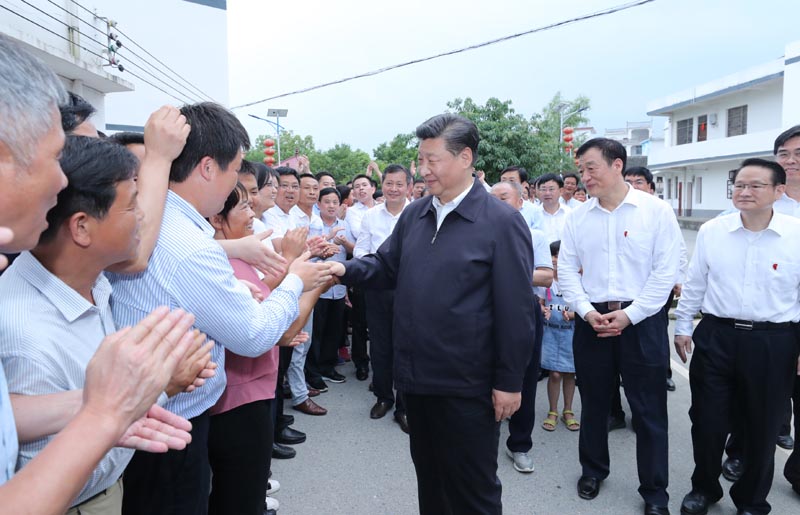 5月20日至22日，中共中央总书记、国家主席、中央军委主席习近平在江西考察，主持召开推动中部地区崛起工作座谈会并发表重要讲话。这是习近平在赣州市于都县梓山镇潭头村看望当地群众，同乡亲们亲切握手。